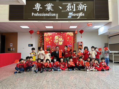 許所長與幼兒們合照