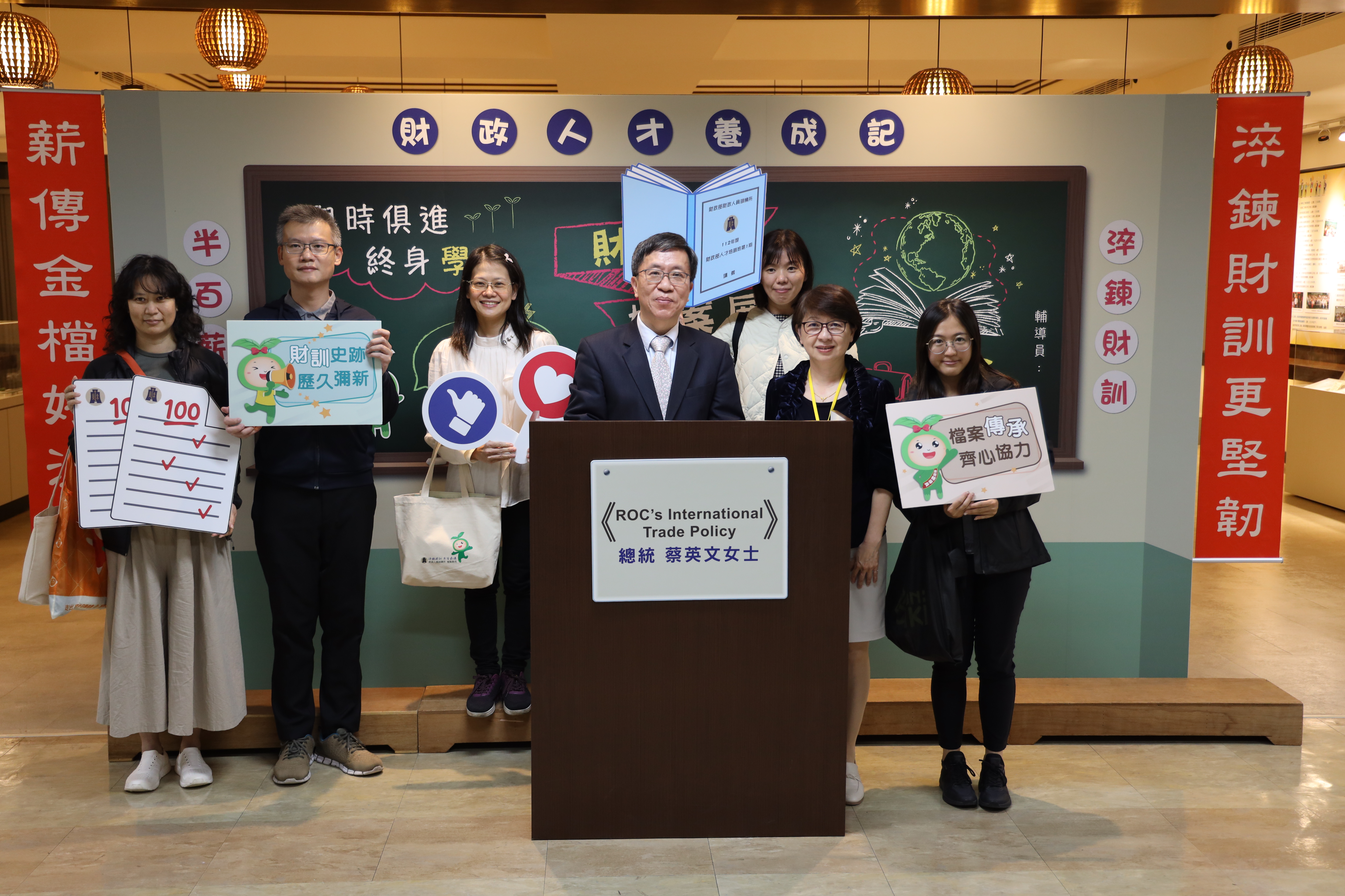 基隆市七堵戶政事務所、基隆市立醫院所屬人員於檔案展打卡牆前合影留念照片